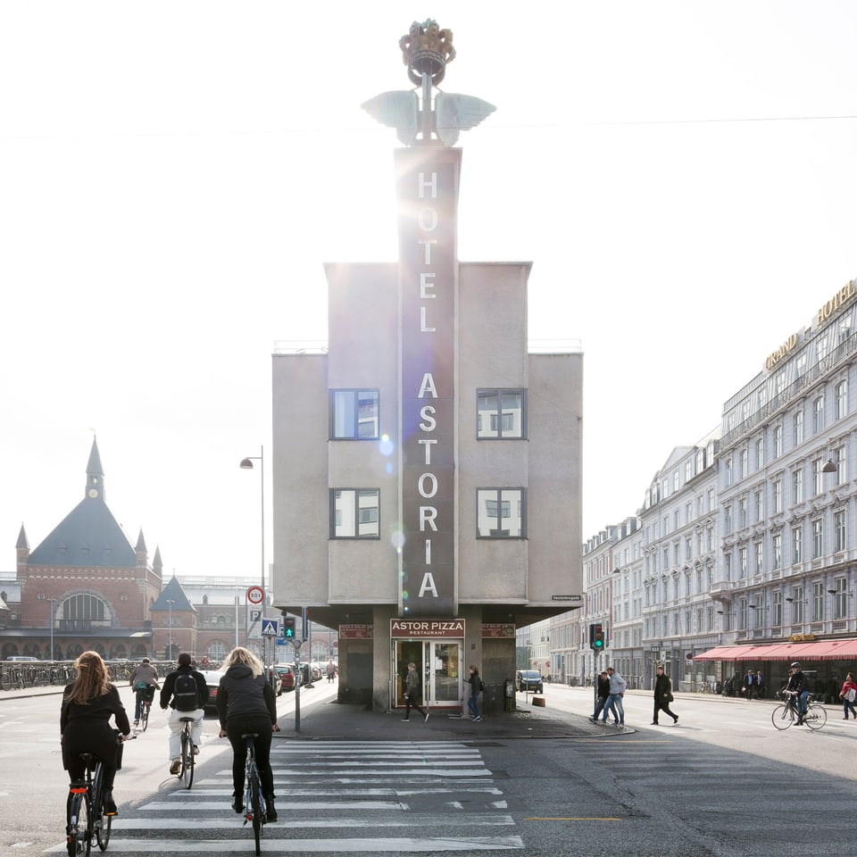 Hotel Astoria, how it began