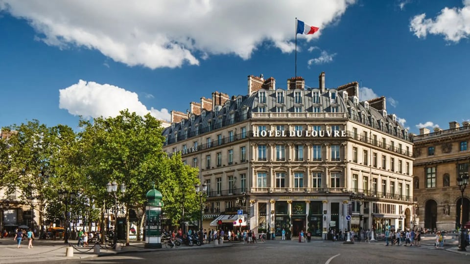 Hôtel du Louvre, how it began