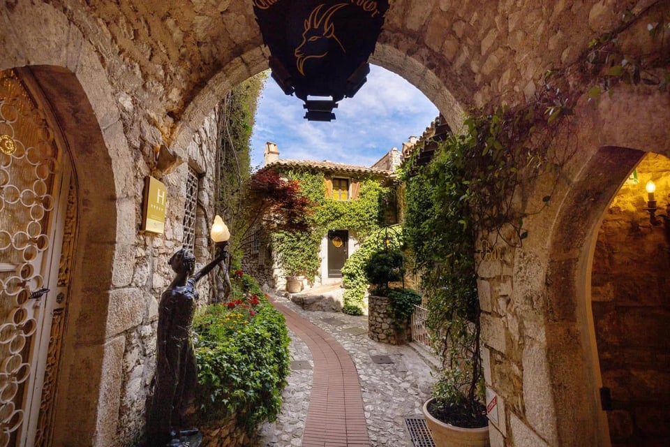 Hôtel Château de La Chèvre d’Or, how it began