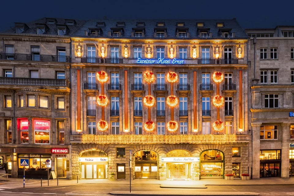 Excelsior Hotel Ernst, how it began