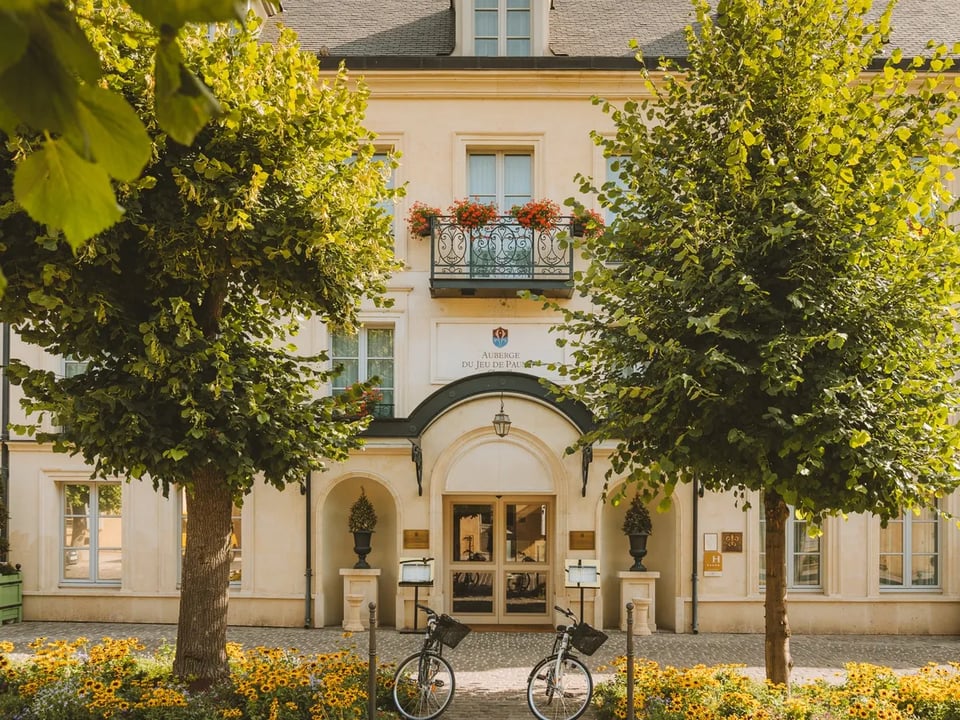 Auberge du Jeu de Paume, how it began