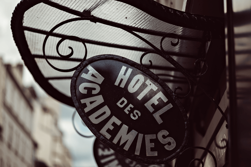 Hôtel des Académies et des Arts, how it began